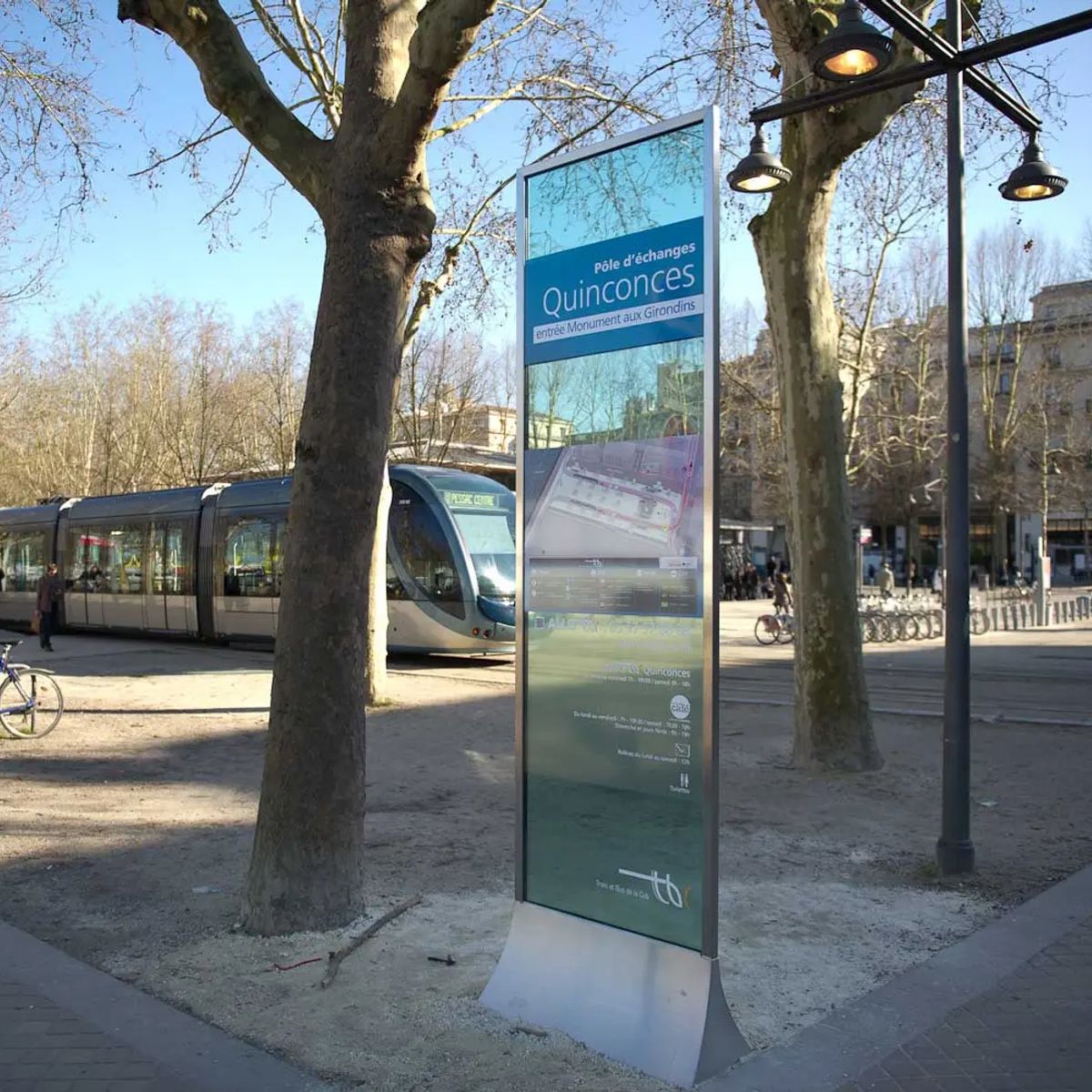 Totem de signalétique du pôle d’échanges Quinconces et rame du tramway de Bordeaux
